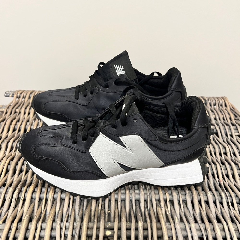 New Balance 327